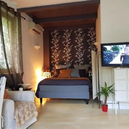 Independent In A With Garden Bucarest